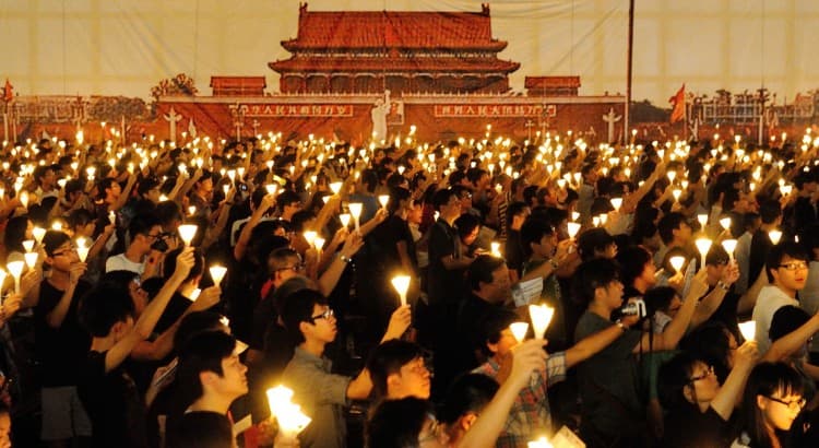 Tens of thousands of people hold up candles and posters commemorating the victims of the 1989 Tiananmen Square Massacre, in Hong Kong on June 4, 2012. (Sung Pi-lung/The Epoch Times)