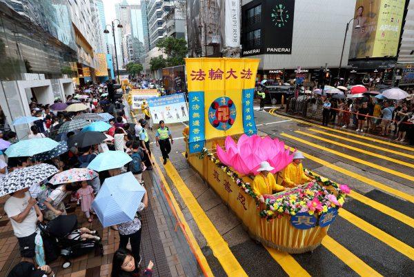 Falun Gong practitioners at a parade, marching toward the Tsim Sha Tsui neighborhood of Hong Kong, on Oct. 1, 2017. (Li Yi/The Epoch Times)