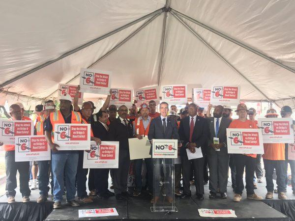 Los Angeles City Mayor Eric Garcetti held a press conference asking people not to veto SB1 near LAX, on Oct. 3. (Mandy Huang/The Epoch Times)
