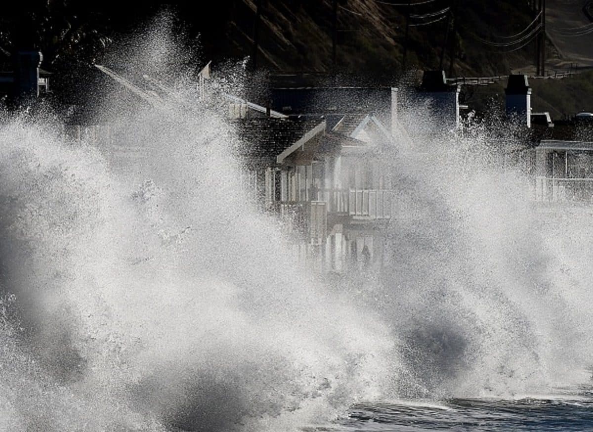 El Niño generated storm waves crash onto seaside houses at Mondos Beach, Calif., on Jan. 12, 2016. (Mark Ralston/AFP/Getty Images)
