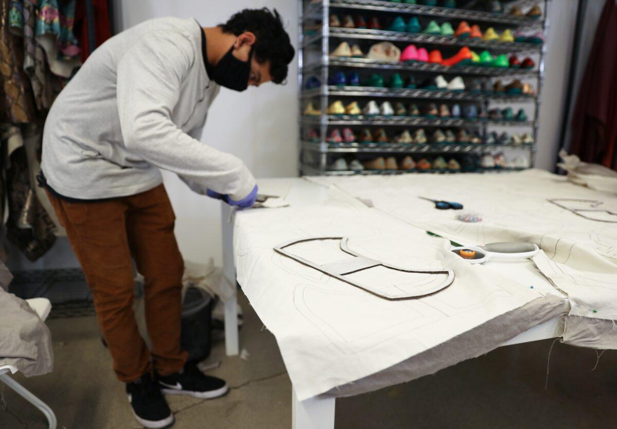 An employee from the Tieks by Gavrieli shoe company makes masks to be donated to hospitals amid the CCP virus pandemic in Culver City, California, on March 31, 2020. (Mario Tama/Getty Images)