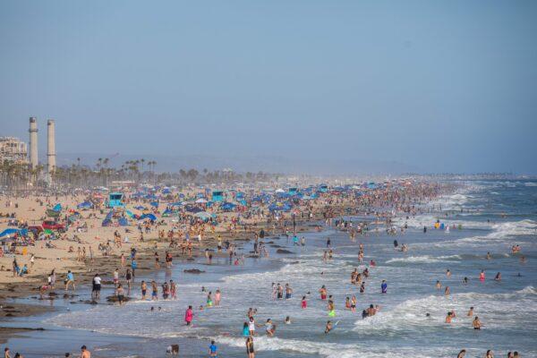 People enjoy the beach amid the CCP virus pandemic in Huntington Beach, Calif., on June 14, 2020. (Apu Gomes /AFP via Getty Images)