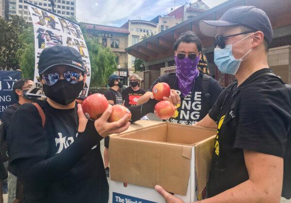 Fuji apples are passed out to show support for Apple Daily in Hong Kong. (Ilene Eng/The Epoch Times)