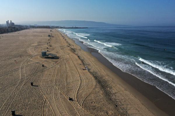 A few people are seen on the beach on the first day of a record heat wave in Hermosa Beach, near Los Angeles, California, Sept. 4, 2020. (Lucy Nicholson/Reuters)