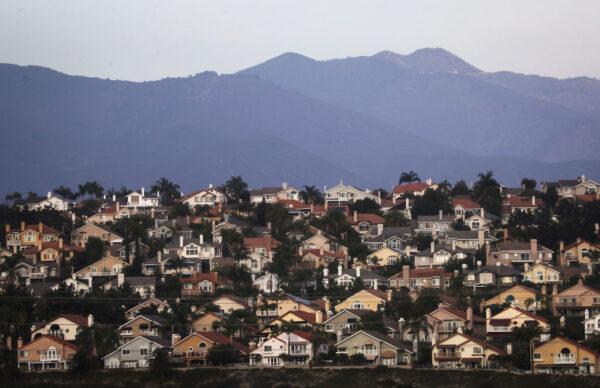 Homes stand on a hillside in Mission Viejo, Calif., on Oct. 22, 2018. (Mario Tama/Getty Images)