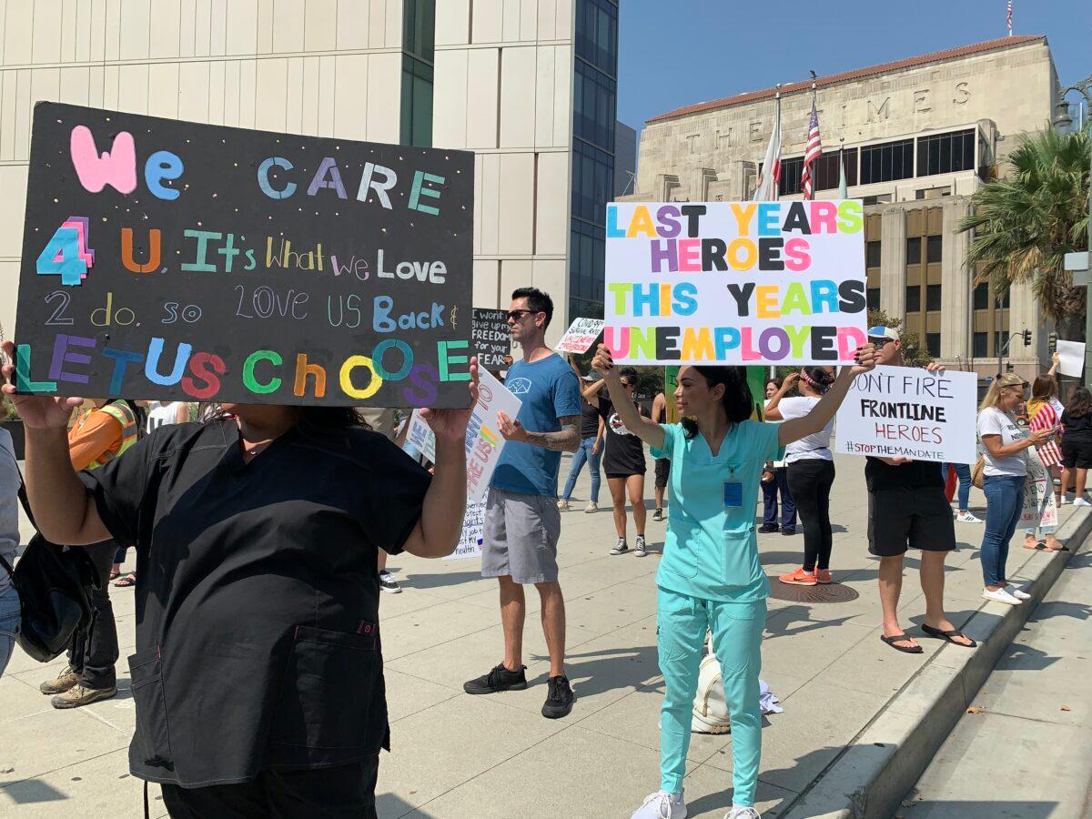 Around 100 people gather in front of the Los Angeles Police Department (LAPD) headquarters to protest the government's policy of forcing frontline workers to be vaccinated against the CCP virus on Sept. 8, 2021. (Linda Jiang/The Epoch Times)