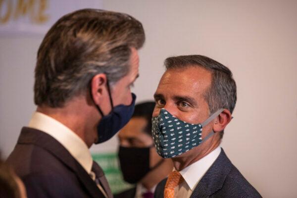 Los Angeles Mayor Eric Garcetti speaks with Gov. Gavin Newsom in Los Angeles on Sept. 29, 2021. (John Fredricks/The Epoch Times)