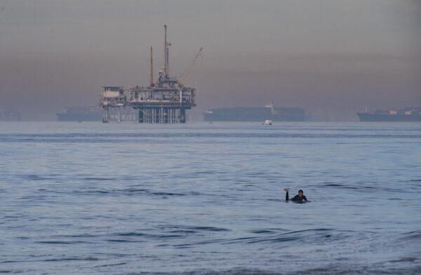 Cleanup efforts are underway for an oil spill of the coastline of Orange County in Huntington Beach, Calif., on Oct. 4, 2021. (John Fredricks/The Epoch Times)