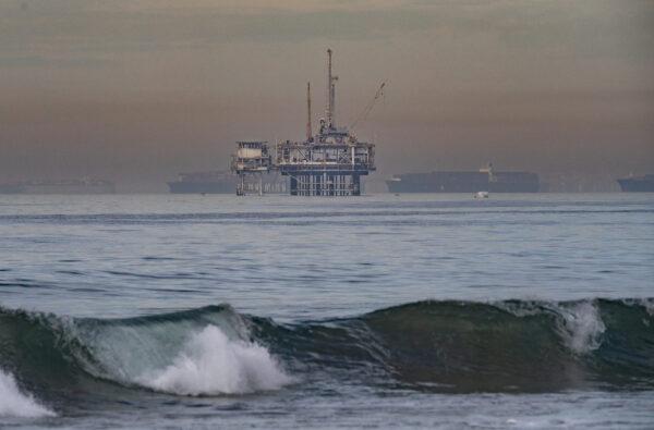 Clean-up efforts are underway for an oil spill of the coastline of Orange County in Huntington Beach, Calif., on Oct. 4, 2021. (John Fredricks/The Epoch Times)