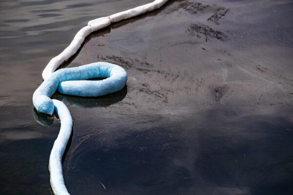 A massive oil spill caused beaches to close in Huntington Beach, Calif., on Oct. 4, 2021. (John Fredricks/The Epoch Times)
