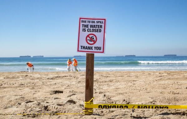 Cleanup efforts are underway in Huntington Beach, Calif., to clean a massive oil spill the struck the coastline on Oct. 3, 2021. Oct. 5, 2021. (John Fredricks/The Epoch Times)