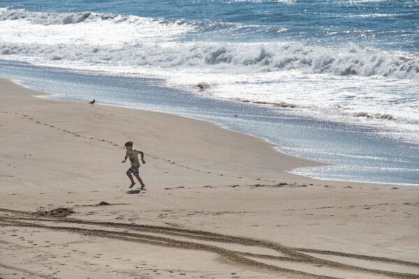 Cleanup efforts are underway in Huntington Beach, Calif., to clean a massive oil spill the struck the coastline on Oct. 3, 2021. Oct. 5, 2021. (John Fredricks/The Epoch Times)