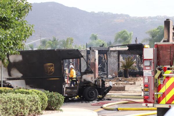 A twin-engine plane crashed in a residential neighborhood in Santee, Calif., Oct. 11. (Tina Deng/The Epoch Times)