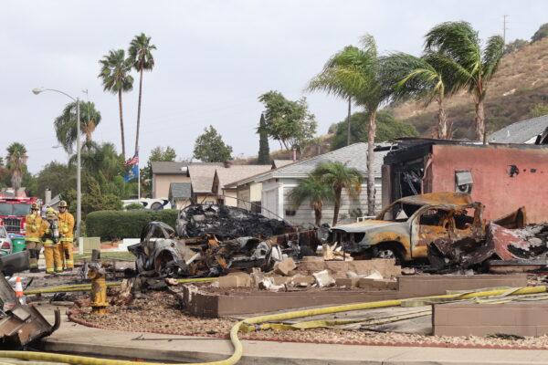 A twin-engine plane crashed in a residential neighborhood in Santee, Calif., Oct. 11. (Tina Deng/The Epoch Times)