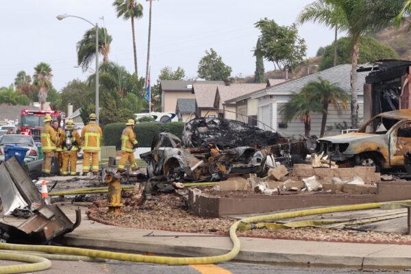 A twin-engine plane crashed in a residential neighborhood in Santee, Calif., Oct. 11. (Tina Deng/The Epoch Times)