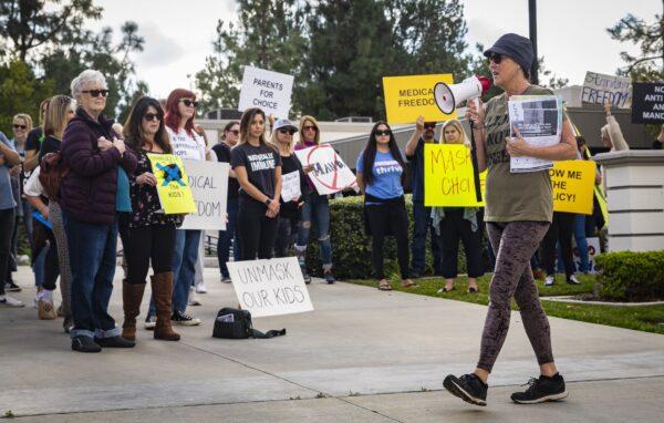 Parents and students gather in protest of the school district's policy at the Placentia Yorba Linda Unified School District offices in Placentia, Calif., on Jan. 18, 2022. (John Fredricks/The Epoch Times)