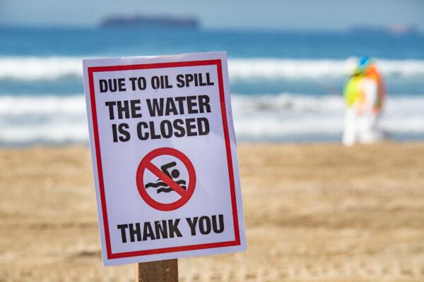 Efforts are underway in to clean an oil spill in Huntington Beach, Calif., on Oct. 5, 2021. (John Fredricks/The Epoch Times)