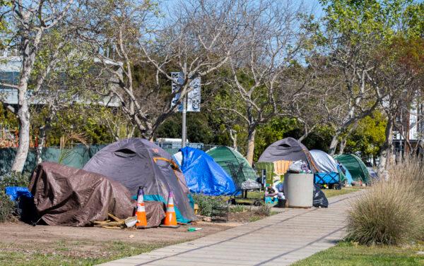 Homeless tents sit on the park lawn on front of the Abbot Kinney Memorial Branch Library in Venice, Calif., on Feb. 18, 2022. (John Fredricks/The Epoch Times)