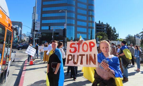 After Russia launched a large-scale invasion of Ukraine on the night of Feb. 23, 2022, hundreds of people protested in front of the Federal Building in Westwood on Feb. 24, 2022. (Alice Sun/The Epoch Times)