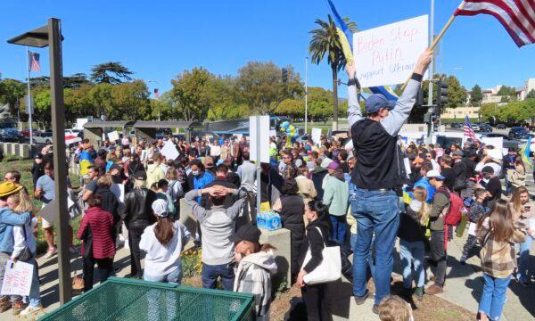 After Russia launched a large-scale invasion of Ukraine on the night of Feb. 23, 2022, hundreds of people protested in front of the Federal Building in Westwood on Feb. 24, 2022. (Alice Sun/The Epoch Times)