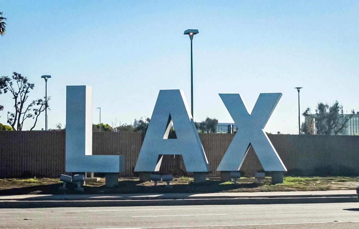 2 Killed, 2 Injured in Crash Near LAX