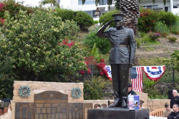 A life-sized bronze statue of Marine Sergeant Rob Elliott in his Dress Blue Uniform, saluting his fallen comrades at Sempre Fi Park in San Clemente, Calif., on March 31, 2022. (Brandon Drey/The Epoch Times)
