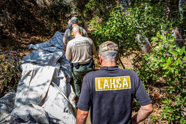 Los Angeles Homeless Services Authority workers join the Los Angeles Sheriff's Department in assisting homeless people in Malibu, Calif., on Sept. 24, 2021. (John Fredricks/The Epoch Times)
