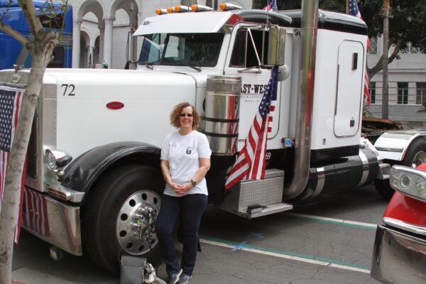 Sheryl McKeown Harper at the “Defeat the Mandates” rally in Los Angeles on April 10, 2022. (Brad Jones/The Epoch Times)