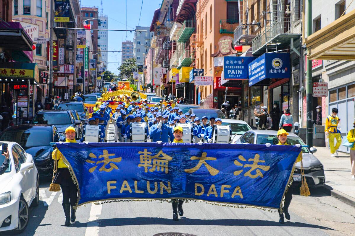The Tian Guo Marching Band leads a parade commemorating the 30th anniversary of the public introduction of Falun Dafa in San Francisco on May 7, 2022. (Ilene Eng/The Epoch Times)