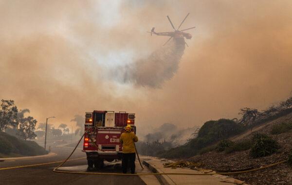 Firefighters work on extinguishing the Coastal Fire in Laguna Niguel, Calif., on May 11, 2022. (John Fredricks/The Epoch Times)