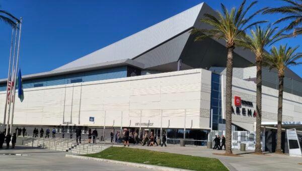 Thousands of law enforcement personnel gathered for a memorial service in honor of two El Monte police officers—who were killed in a motel shooting—at the Toyota Arena in Ontario, Calif., on June 30, 2022. (Jackie Rios/NTD Television)