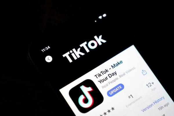 The download page for the TikTok app is displayed on an Apple iPhone in Washington DC, on Aug. 7, 2020. (Drew Angerer/Getty Images)
