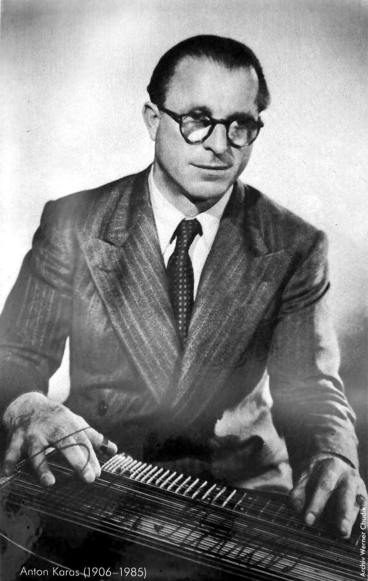 A 1951 autograph card of Anton Karas. (Public Domain)