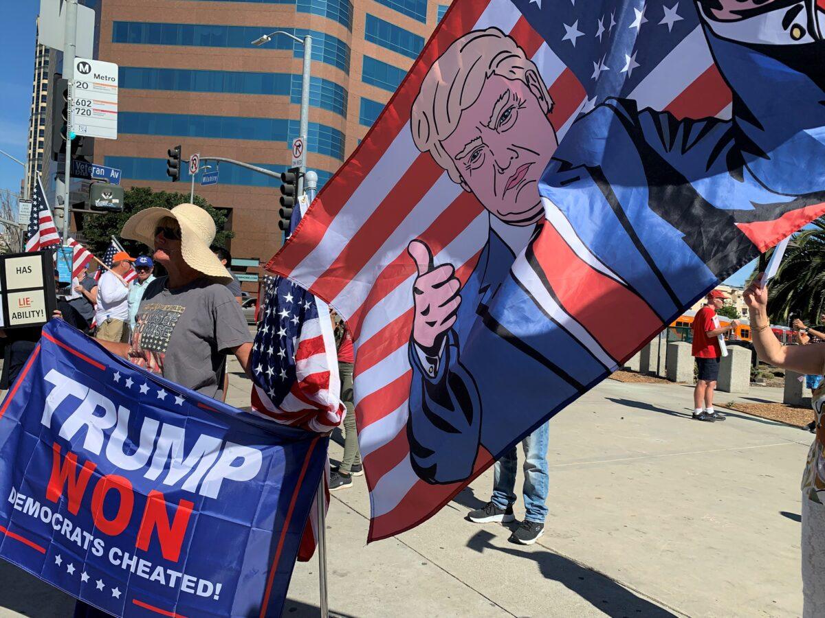 Protestors gathered in front of the Federal Building in Los Angeles on Aug 13 to voice anger over FBI’s Mar-a-Lago raid. (Linda Jiang/The Epoch Times)