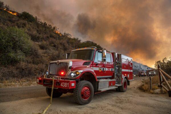 Officials are urging residents to evacuate as the Fairview Fire in Hemet, California, is still fiercely expanding, with 9,846 acres burned and only 5 percent containment as of 4:30 p.m., Sept. 7, 2022. (Courtesy of Riverside County Fire Department)