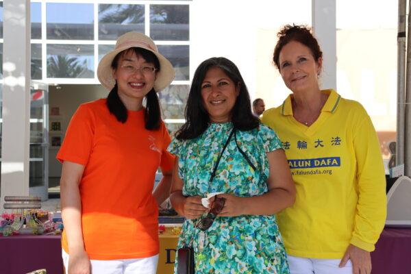 Falun Gong practitioner Christine Conner (R) stands with Irvine Mayor Farrah Khan (C) at the 21st Irvine Global Village Festival on Oct. 8, 2022. (Mei Li/ The Epoch Times)