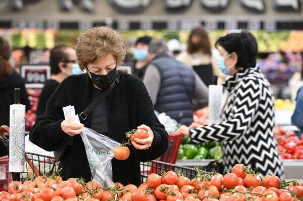 People shop at a supermarket in Glendale, Calif., on Jan. 12, 2022. (Robyn Beck/AFP via Getty Images)