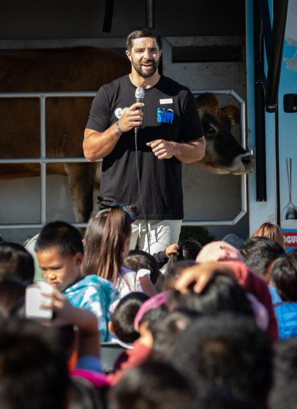 Los Angeles Chargers player Josh Harris speaks to children about the importance of healthy eating at Ethel M. Evans Elementary School in Garden Grove, Calif., on Nov. 15, 2022. (John Fredricks/The Epoch Times)