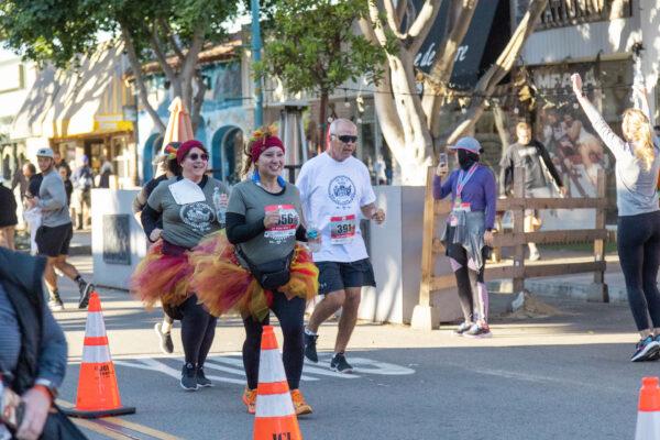 Participants of the Turkey Trot run dressed in turkey outfits in Seal Beach, Calif., on Nov. 19, 2022. (Julianne Foster/The Epoch Times)