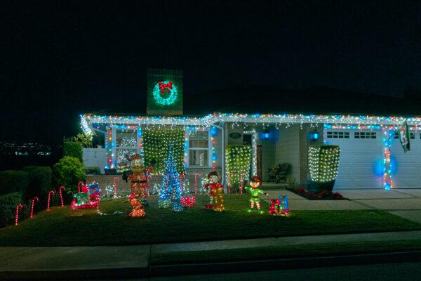 Residents decorate their homes with Christmas lights in Laguna Niguel, Calif., on Dec. 9, 2022. (Julianne Foster)