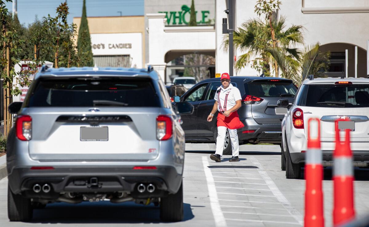 Customers line up at a new In-N-Out restaurant in Huntington Beach, Calif., on Jan. 26, 2023. (John Fredricks/The Epoch Times)