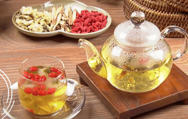 Chrysanthemum tea with goji berries. (Naiwen Hu/The Epoch Times)