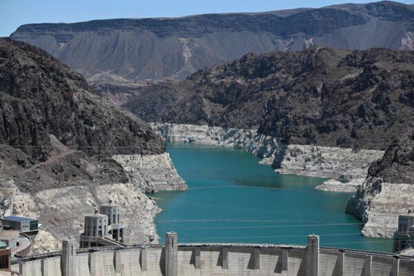An aerial view shows the "bathtub ring", a white band of mineral deposits showing previous water levels, of Lake Mead at the Hoover Dam on the Colorado River at the Nevada and Arizona state border on June 28, 2022. (Patrick T. Fallon/AFP via Getty Images)
