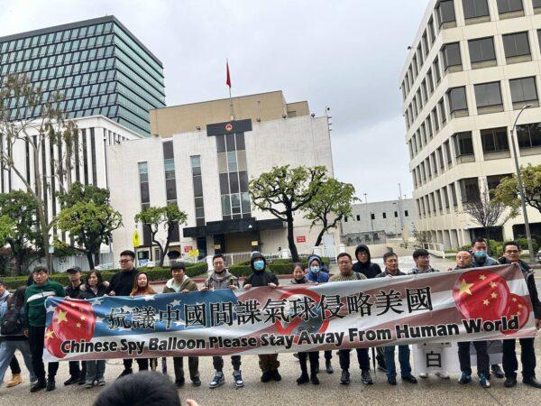 Protesters hold a banner in front of the Chinese Consulate in Los Angeles on Feb. 25, 2023. (Jie Li-jian)