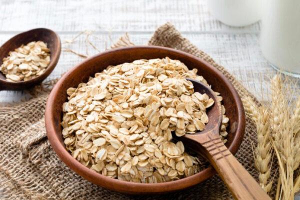 Oatmeal is a wholesome, affordable alternative to boxed cereal. (Shutterstock)