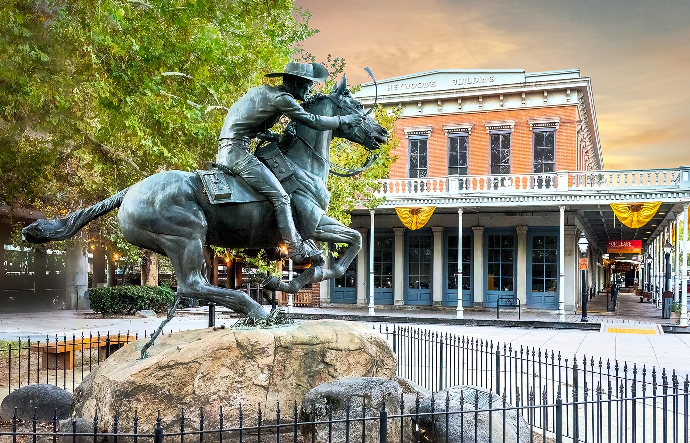 Statue of Pony Express rider galloping toward Western terminus in Sacramento. (Maria Coulson)