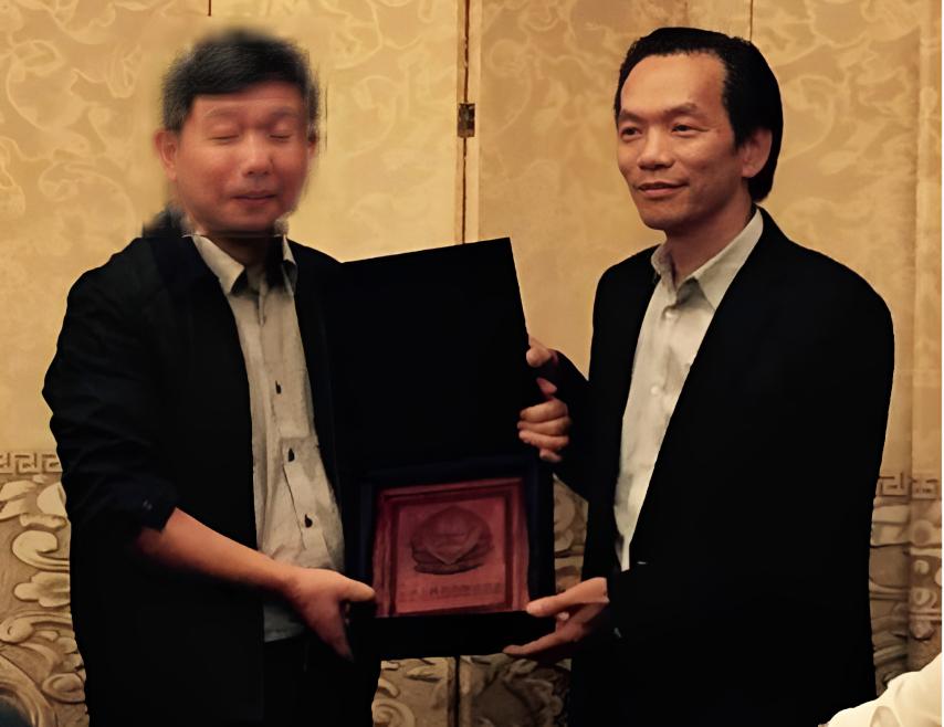 Lu Jianwang (R) receives a plaque from an official from China’s Ministry of Public Security in a ceremony after Chinese leader Xi Jinping’s 2015 visit to the United States. (Department of Justice)