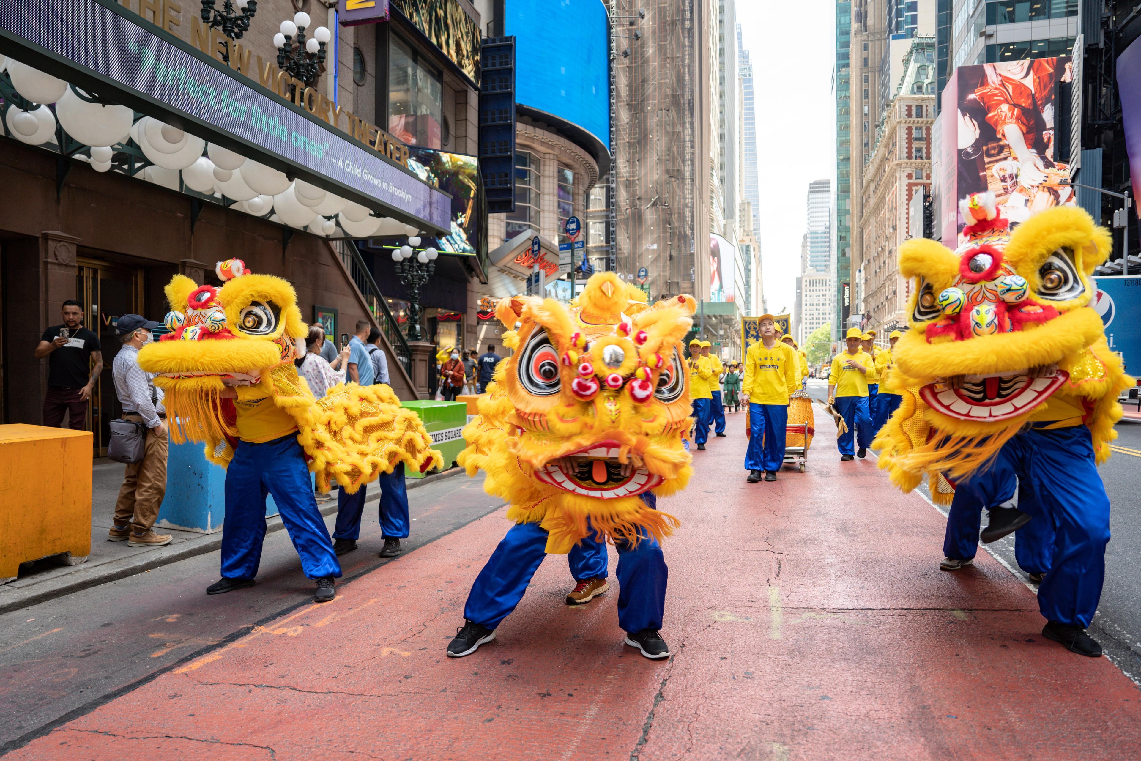 The middle lion is the Fo Shan or Futsan lion dance design, and traditionally uses different movements compared to the He Shan style. It incorporates low "horse stance" crouches and explosives thrusts of the lion head. This is a parade by Falun Gong practitioners in Manhattan to celebrate World Falun Dafa Day on May 12, 2023, in New York. (Samira Bouaou/The Epoch Times)