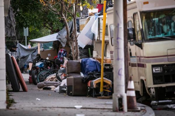 Unhoused individuals live out of cars and R.V's in Los Angeles, Calif., on Jan. 20, 2022. (John Fredricks/The Epoch Times)