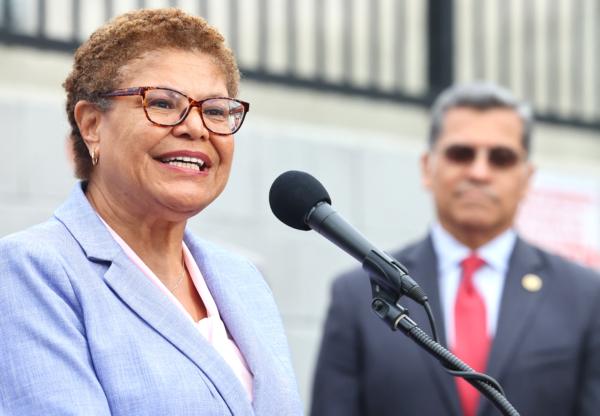 Los Angeles Mayor Karen Bass (L) speaks at a news conference in Los Angeles on May 31, 2023. (Mario Tama/Getty Images)